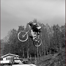 Jon smiskar racebiken &ouml;ver sj&ouml;grenfrits bil :) . Foto: Eric Westling. &Aring;kare: Jon Lindgren.