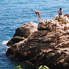 Jag hoppar fr&aring;n n&aring;n klippa i det varma och fina . Foto: Morsan. &Aring;kare: Dennis.
