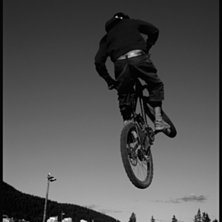 Eric k&ouml;r ett lungt cleent hopp.. Foto: ok&auml;nd f&ouml;r mig. &Aring;kare: Eric schelin.