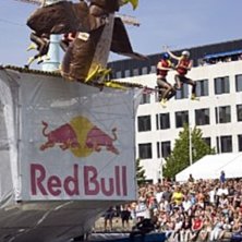 v&aring;r uggla p&aring; RedBull flugtag BRING IT ON. Foto: RedBull. &Aring;kare: tiger henke tosa tobbe ville.