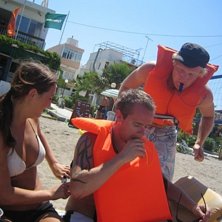 Jag sheckar grabbarnas v&auml;star s&aring; de inte drunkna. Foto: Emily Granell.