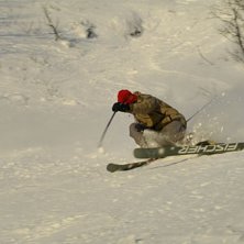 Skysst actionbild p&aring; Kalle nerf&ouml;r en av r&auml;nnorn. Foto: Henrik Grubbstr&ouml;m. &Aring;kare: Kalle Klockar Linder CKL p&aring; Freeride.nu.