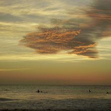 chill p&aring;  beachen i costa rica mellan surfet. gry.