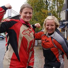 F&ouml;rening Fr&auml;cka Fruar visar sina muskler p&aring; tor. Foto: Johan M&ouml;rk. &Aring;kare: Johanna M&ouml;rk och Nina Flagg.