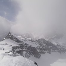 Precis kommit upp p&aring; karmen med skidorna p&aring; rygg. Foto: Benjamin Str&ouml;mberg.