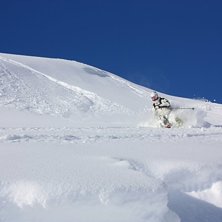 Det g&auml;ller att se upp f&ouml;r metallpelare n&auml;r man . Foto: Felix Grunert. &Aring;kare: Patrik Hammarlund.