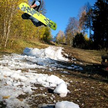 Skottade sn&ouml; vid ishallen &aring; railade en dag. men . Foto: Christoffer Rahm. &Aring;kare: Jonathan Helin.