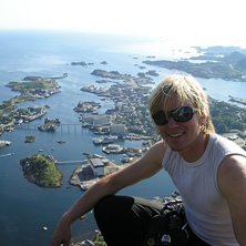 Jonte p&aring; toppen av geita etter &aring; ha klatret fors. Foto: Tonje D. Husbyn. &Aring;kare: Jonatan Rosengren.