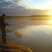 Fiske o solnedg&aring;ng. Foto: Johan Isaksson. &Aring;kare: Ted.