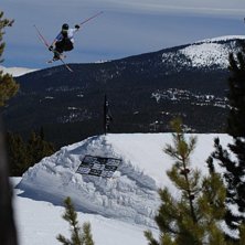 Freddan p&aring; kameran, jag l&auml;gger upp en sw 7. Foto: Fredrik s&auml;venberg, Tiny Penis Productions. &Aring;kare: P&auml;r Hansson.