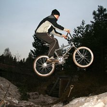 byggde en cykelramp och st&auml;llde den vid en sn&ouml;h�. Foto: Sven Bogg. &Aring;kare: Niklas Bogg.