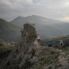 L&ouml;rdagskv&auml;ll n&auml;rmar sig i den lilla alpbyn Andr. Foto: Eric Tengstrand. &Aring;kare: Ett g&auml;ng orienterare.