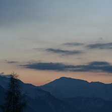 Sk&ouml;nt kv&auml;llsfotoljus fr&aring;n Verbier by bort mot M. Foto: Johan Larson.