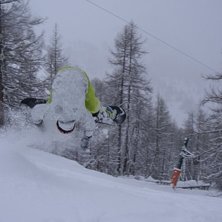 f&ouml;rs&ouml;k till n&aring;n typ av flip med snowboard, tur . Foto: Kirsi Rautio. &Aring;kare: Jesper Carlek.