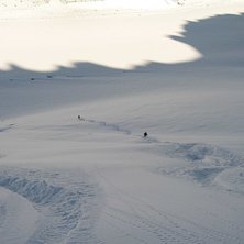 L&aring;ngt in i v&aring;ren finns det fortfarande kalla sku. Foto: M&aring;ns Ornstein. &Aring;kare: Russel och Maria Gustavsson.