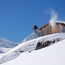 Ett hustak precis bredvid v&auml;gen till Z&uuml;rs.. Foto: jonas h&auml;gg. &Aring;kare: Pehr.