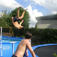 jag g&ouml;r en fram&aring;tvolt i poolen:). Foto: syster. &Aring;kare: jonas.