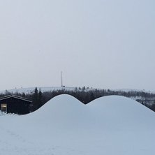 Hauger med sn&oslash;...
Bra med kunstsn&oslash; og dryss med .