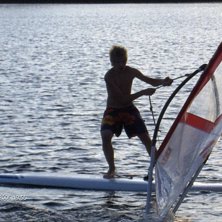 surf br&auml;dan e en vindsurfer, som kommer fr&aring;n 80 . Foto: pappa. &Aring;kare: petter.J. hanson.