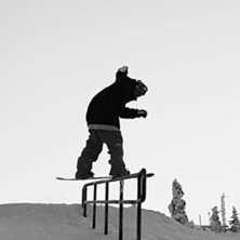 Jonas l&auml;gger en fs board p&aring; ett litet r&auml;cke i T. Foto: Gustaf Sj&ouml;berg. &Aring;kare: Jonas Frid.