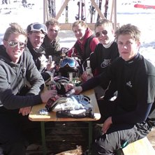 Klassresa 2008 i hopfgarten. Foto: &Ouml;sterrikare. &Aring;kare: Anders, David, Kristoffer, Jag, Axel och Emil.