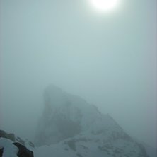 Midtre Dyrhaugstind visar sin profil genom molnen. Foto: Simon B&ouml;rjars.