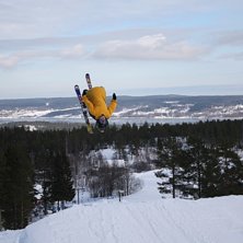 En rej&auml;lt h&auml;ngig backflip.. Foto: Joel L&ouml;r&auml;ng. &Aring;kare: Markus Lundgren.
