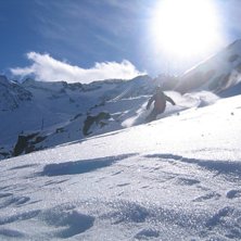 Sk&ouml;na sv&auml;ngar i motljus. Foto: Martin Bengtsson. &Aring;kare: Michael Malmros.