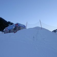 Gustaf hoppar &ouml;ver  den gamla gondolliften i Hint. Foto: Anders Johansson. &Aring;kare: Gustaf Johansson.