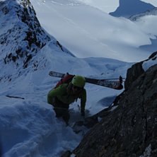 S&auml;tt g&auml;rna dina skidor p&aring; ryggs&auml;cken s&aring; att d. Foto: tryggve tir&eacute;n.