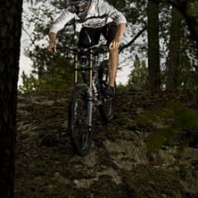 Erik &aring;ker ner f&ouml;r en stor steen.. Foto: Simon Berggren. &Aring;kare: Erik Nyberg.