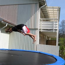 hoppade p&aring; nya mattan :P. Foto: viktor andersson. &Aring;kare: jaag.