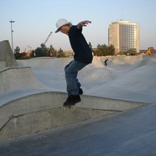 Jag g&ouml;r en l&auml;tt ollie. Foto: Daniel Mattiasson. &Aring;kare: Simon Johansson (Jag).