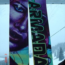 Aja ett par snygga Armada skidor &auml;r ju aldrig fel. Foto: Gustaf Secher.