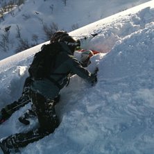 En skid&aring;kare som &aring;kte igenom innanf&ouml;r en h&auml;ngd. Foto: Stefan Millg&aring;rd. &Aring;kare: Finsk skidentusiast.
