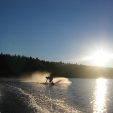 Wakeboard i midnattssolen. Foto: Johan Berglund. &Aring;kare: Erik Hj&auml;rtberg.