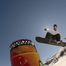 Tobbe hoppar &ouml;ver bonken i Hamra. Foto: Henrik Samuelsson. &Aring;kare: Tobias Svensson.