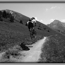 Alperna by summer. Singletrack s&aring; det r&auml;ckte och. Foto: Eric Westling. &Aring;kare: Anders.