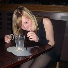 Jag f&ouml;rs&ouml;ker att suga upp min utspilldda drink ;. Foto: Sara &Aring;hman. &Aring;kare: Jenny Lidin.