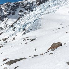 Marcus Rentschler l&auml;gger sv&auml;ngar nedanf&ouml;r glaci. Foto: Axel Adolfsson.