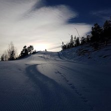 Kjempeforhold i bakken
Nissen kom med sn&oslash; i juleg.