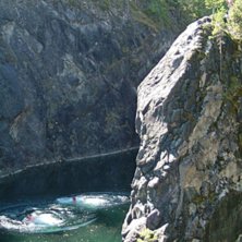 efter ett hopp fr&aring;n en annan klippa samma st&auml;lle. Foto: f&ouml;rmodligen tommy. &Aring;kare: jag och joel badar.