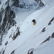 F&ouml;rsta sv&auml;ngarna ner f&ouml;r Montblanc du tacul sou. Foto: Mikko Heimonen. &Aring;kare: Jesper Petersson.