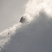 Vind, motljus och fluffig sn&ouml; som sprutar. R&auml;tt . Foto: Anders R&ouml;nneblad. &Aring;kare: Arvid Hejll.