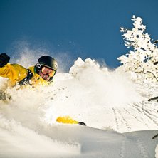 Skidloges Bartender Simpa l&auml;gger n&aring;gra sk&ouml;na sv. Foto: Fredrik Nordheim. &Aring;kare: Simon Simpa Johansson.