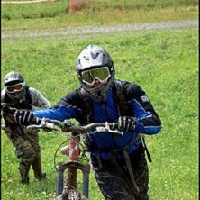 S&aring; h&auml;r glad blir man av att k&ouml;ra Maxxis WetScre. Foto: Eric Westling. &Aring;kare: Staffan och Thomas.