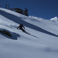 Njuter av or&ouml;rd sn&ouml; och bl&aring; himmel.. Foto: Theo Ros&eacute;n. &Aring;kare: Per Jonsson.
