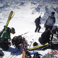 Da var det gjort. Vi har klattrat upp pa toppen av. Foto: Martin Loov. &Aring;kare: Svenska eliten fran Val thorens.