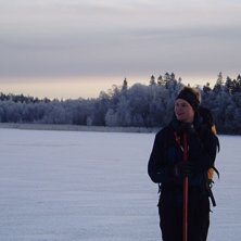 en glad emil p&aring; l&aring;ngf&auml;rdsskridskor i kylan. Foto: Maria Lundin. &Aring;kare: Emil Vik.