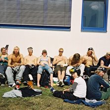 G&auml;nget sitter och &amp;quot;gimpar&amp;quot; Gamp. Foto: Therese. &Aring;kare: Massor.
